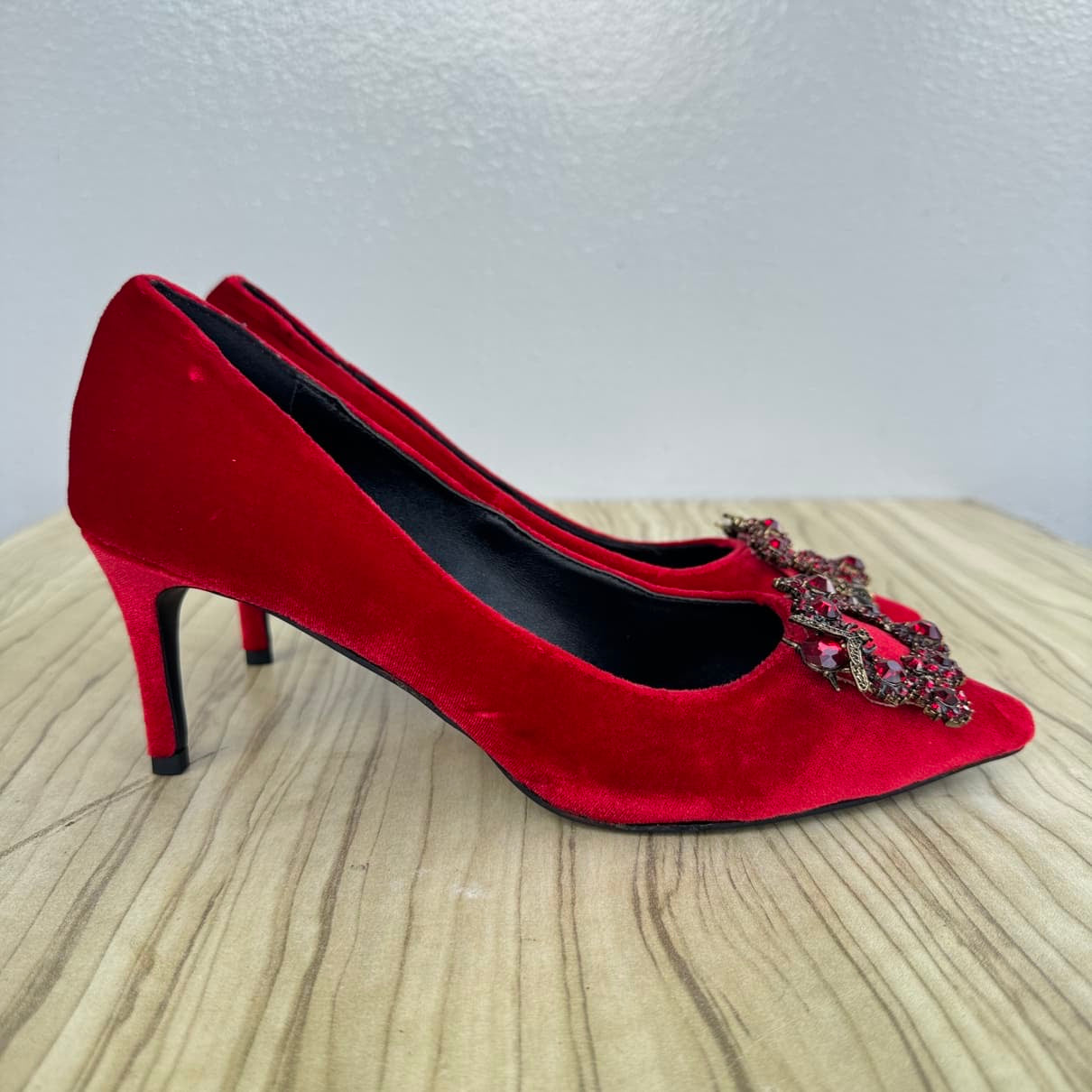 Velvet Pointed Toe Brooch Detail Pumps - Size 40